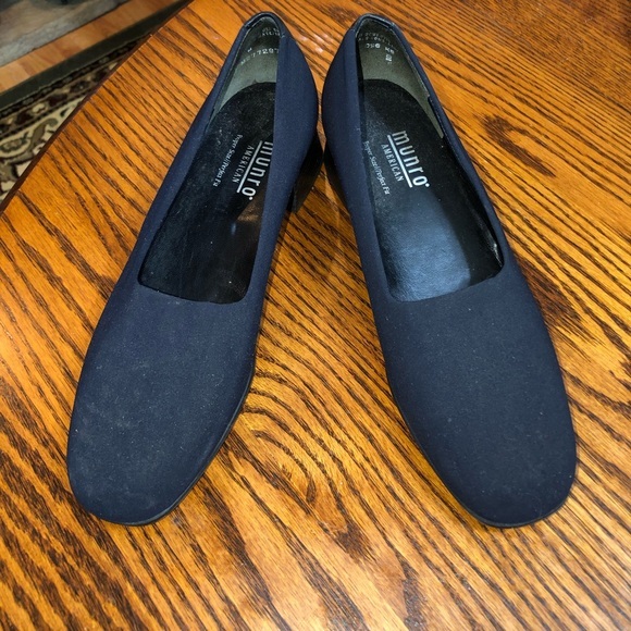 Munro Shoes - COPY - VINTAGE SIZE 7M MUNRO AMERICAN BLACK SHOES WITH SLIGHT HEEL AMAZING COND…